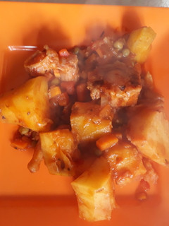 Una foto de Estofado de rabo con papas