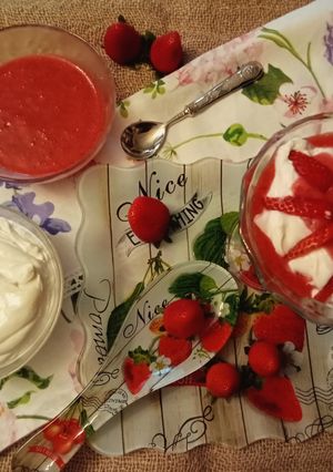 Foto di Crema di Mascarpone Panna Salsa di Fragole