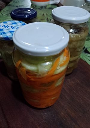 Una foto de Conserva de pepino 🥒 y zanahoria 🥕 😋💚