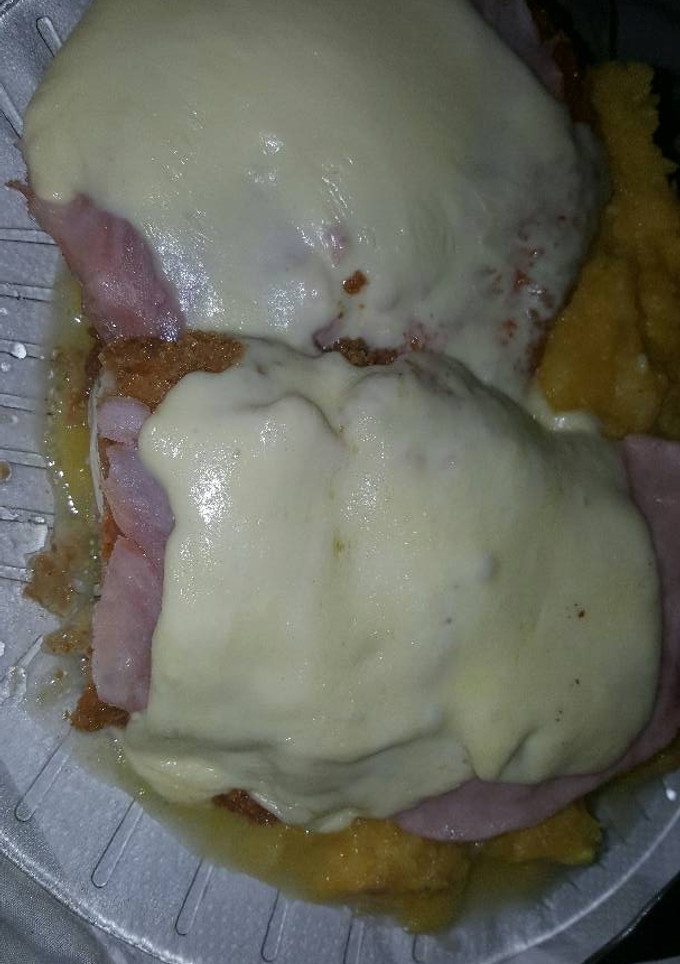 Una foto de Milanesa de pollo casera a la napolitana con puré mixto