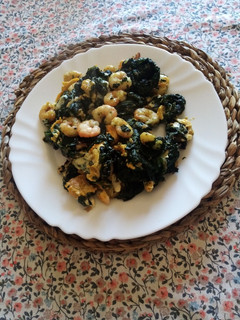 Una foto de Revuelto de espinacas con gambas