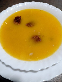 Una foto de Caldo casero de pollo y jamón