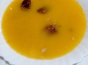 Una foto de Caldo casero de pollo y jamón