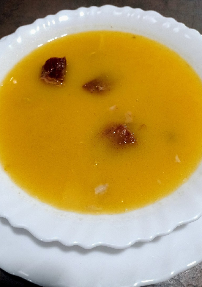Una foto de Caldo casero de pollo y jamón