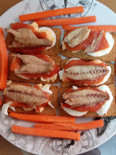 Una foto de Mini tostadas de filete de caballa del sur