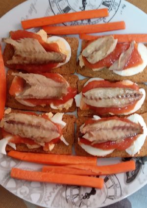 Una foto de Mini tostadas de filete de caballa del sur