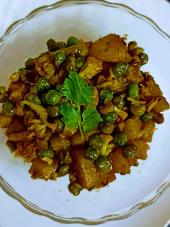 मटर आलू गोभी की सब्जी (matar aloo gobi ki sabzi recipe in Hindi) रेसिपी मुख्य फोटो