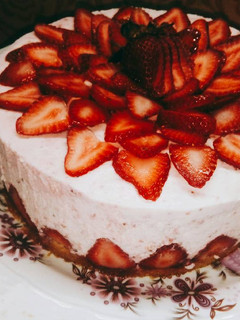 Una foto de Torta mousse "Carrousel de frutillas"
