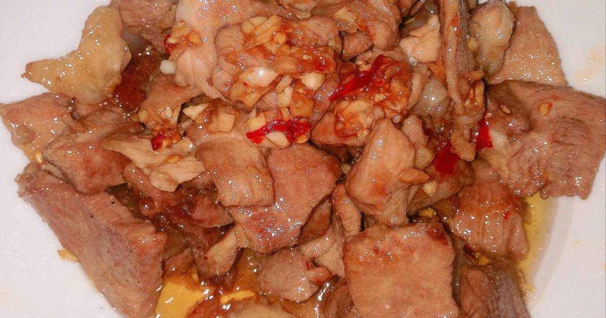 Thịt lợn chua ngọt thường được ăn kèm với loại rau, gia vị nào?
