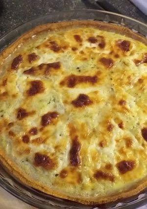 Una foto de Tarta de cebollas con queso - Masa casera