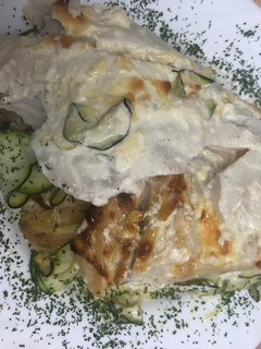 Una foto de 272. Merluza gratinada sobre lecho de verduras y frutas (principal pescado)
