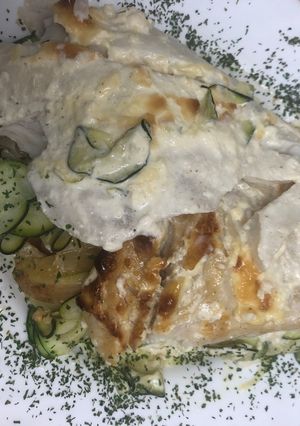 Una foto de 272. Merluza gratinada sobre lecho de verduras y frutas (principal pescado)
