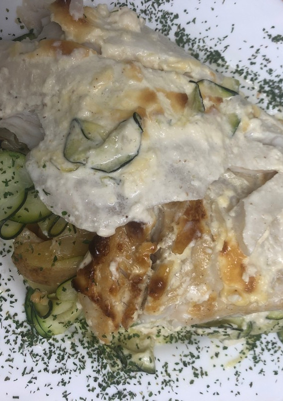 Una foto de 272. Merluza gratinada sobre lecho de verduras y frutas (principal pescado)