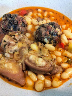 Una foto de Fabada con bolitas choriceras