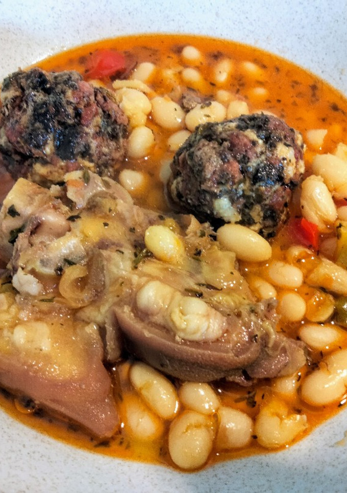 Una foto de Fabada con bolitas choriceras