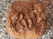 Una foto de pan con harina de algarroba