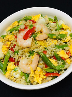 Una foto de Chaufa Vegano de Quinua con Mariscos y Vegetales!🥘👌