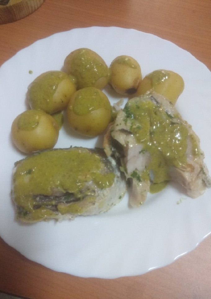 Una foto de Rodajas de merluza frita con papas nuevas y mojo verde