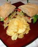 SANDWICH DE GUACAMOLE CON LECHUGA, TOMATE Y TOCINO. JON STYLE