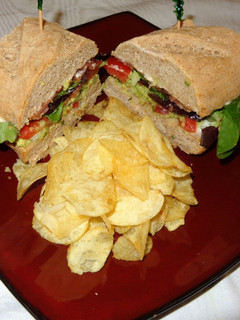 Una foto de SANDWICH DE GUACAMOLE CON LECHUGA, TOMATE Y TOCINO. JON STYLE