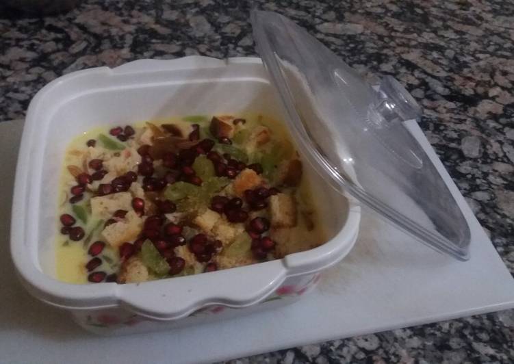 Custard with fruits and dry fruits