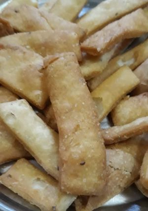 नमक पारे (Namakpare recipe in hindi) रेसिपी मुख्य फोटो