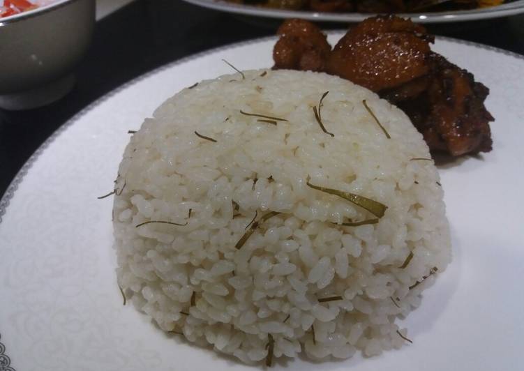 Resep Nasi daun jeruk ricecooker oleh Shena592 - Cookpad