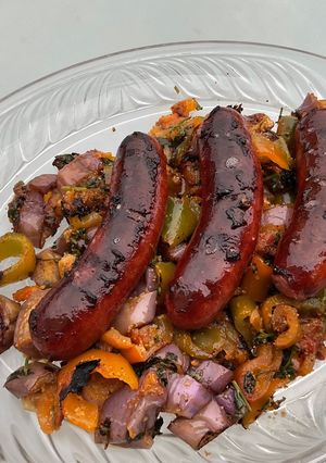 Une photo de Aubergines chinoises aux poivrons, tomate et saucisses fumées