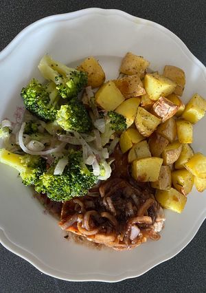 Une photo de Carré de porc sauce fraise -balsamique brocolis pommes de terre rôties😋