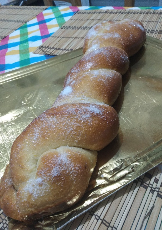 Una foto de Pan trenzado dulce relleno de Ale