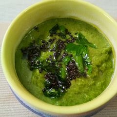A picture of Coriander Mint and curry leaves chutney.