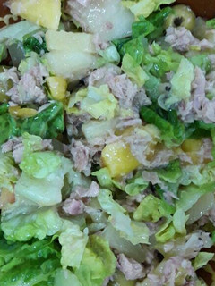 Una foto de Macedonia de frutas con lechuga y bonito