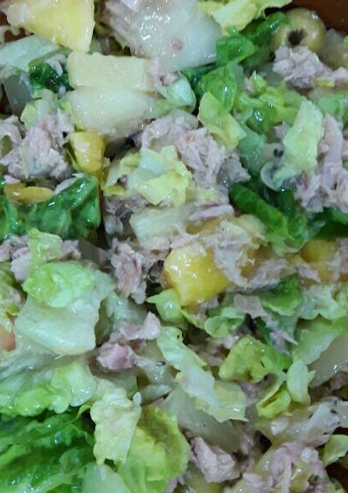 Una foto de Macedonia de frutas con lechuga y bonito