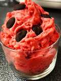 Helado de fresas naturales, base de galletas con canela y topping de chocolate negro