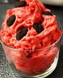 Helado de fresas naturales, base de galletas con canela y topping de chocolate negro