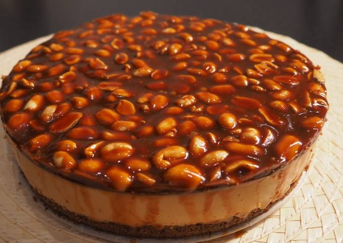 Торт Сникерс с вареной сгущенкой без выпечки