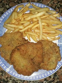 Una foto de Milanesas con papas fritas