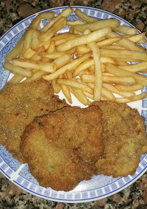 Una foto de Milanesas con papas fritas