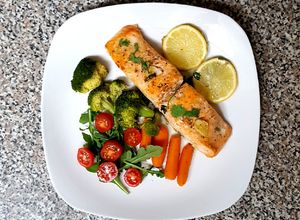 Una foto de Salmón con cilantro y limón