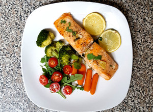 Una foto de Salmón con cilantro y limón