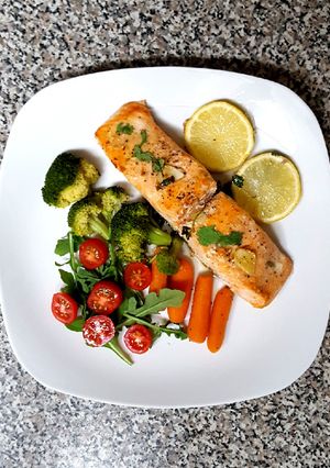 Una foto de Salmón con cilantro y limón