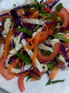 Una foto de Ensalada multicolor en juliana