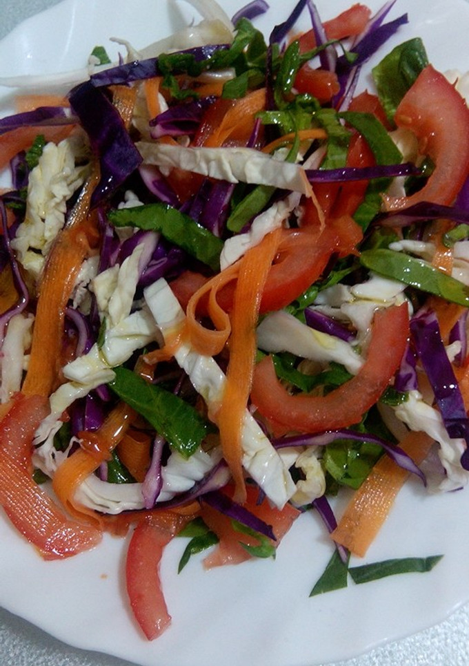 Una foto de Ensalada multicolor en juliana