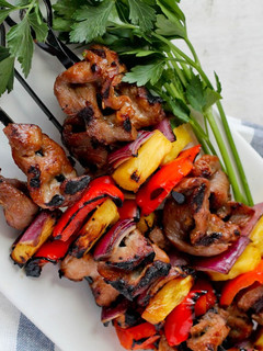 Una foto de Brochetas de cerdo y piña