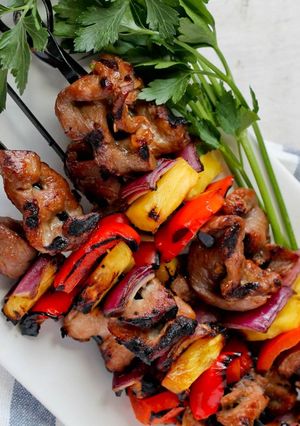 Una foto de Brochetas de cerdo y piña