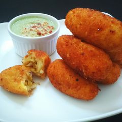 A picture of Alu dal pakoda.