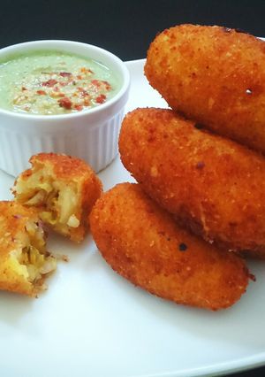A picture of Alu dal pakoda.