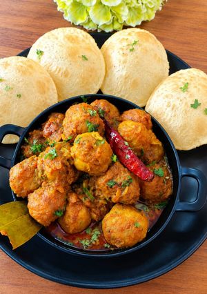 आलुर दम लुची पूरी - बंगाली आलू दम रेसिपी मुख्य फोटो