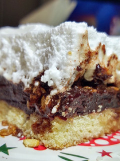 Una foto de Tarta rellena de postre de chocolate y merengue italiano