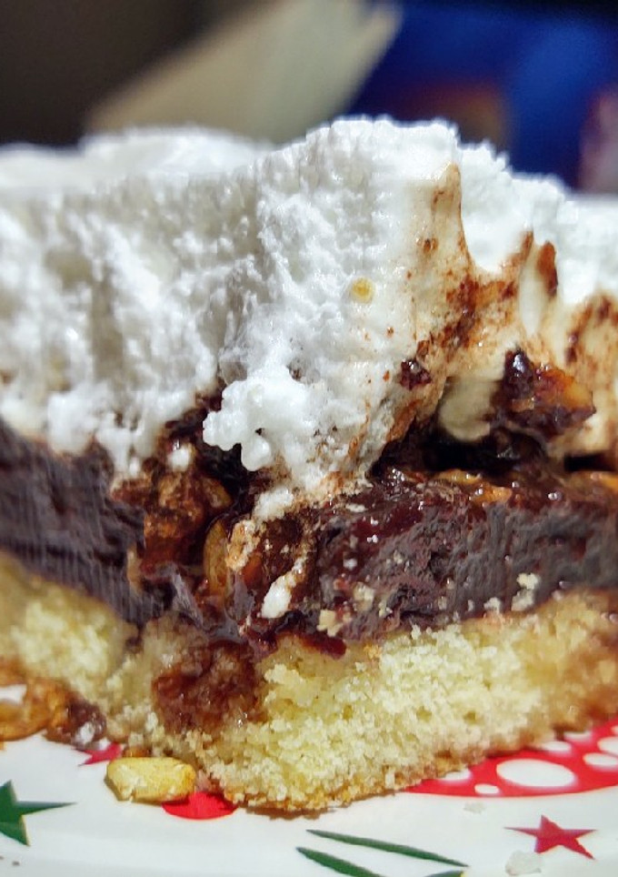 Una foto de Tarta rellena de postre de chocolate y merengue italiano